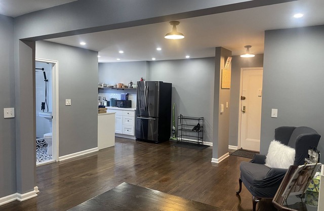 Cozy condo 2 blocks to train that goes Manhattan New York City
