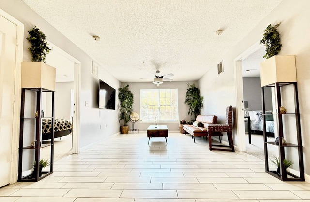 Cozy Condo 2x2 Spacious Suite in Tallahassee with fitness room, AC, WiFi & Pool
