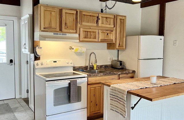 COZY CONDO ACROSS THE STREET FROM CROTCHED MOUTIAN SKI&RIDE