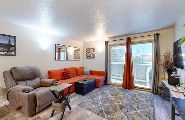 Cozy condo in great location - access to shared pool & game room
