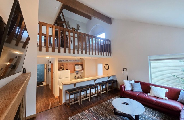 Cozy condo in unbeatable location with great views - walk to slopes
