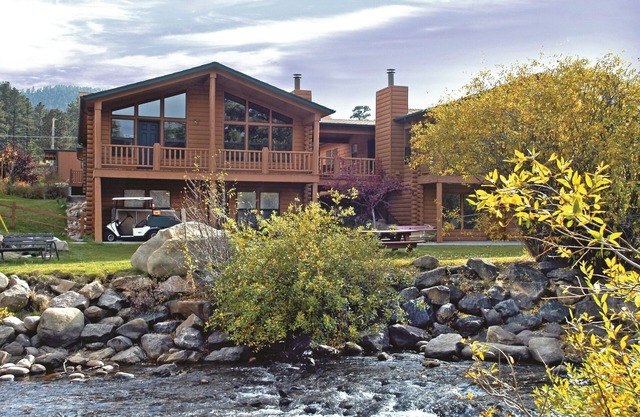Cozy Condo Near Rocky Mountain National Park w/Fireplace, Resort Pool & WiFi