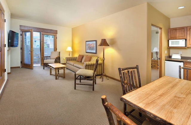 Cozy Condo w/Kitchenette - Near Historical Sites