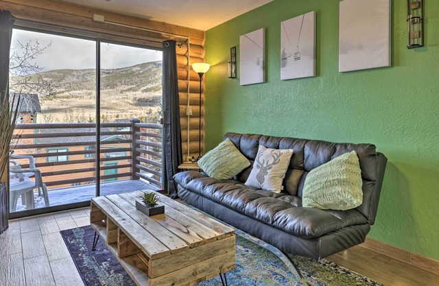 Cozy Condo w/ Views, Walk to Dillon Reservoir