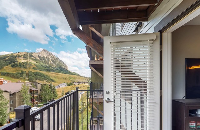 Cozy Condo with Great Mountain Views & Location – Walk to Slopes
