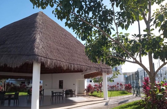 Cozy Connected House in Private Residence