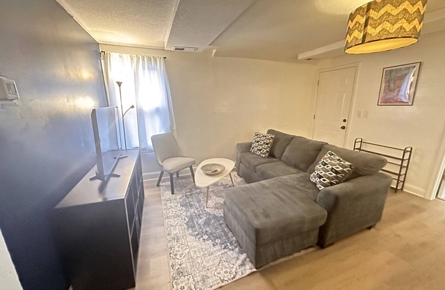 Cozy & Convenient Duplex, Near Downtown