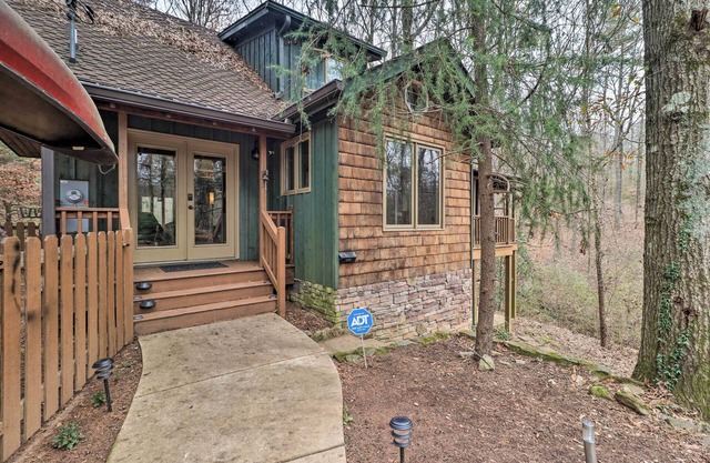 Cozy Conyers Cabin w/Fireplace & Pool Table!