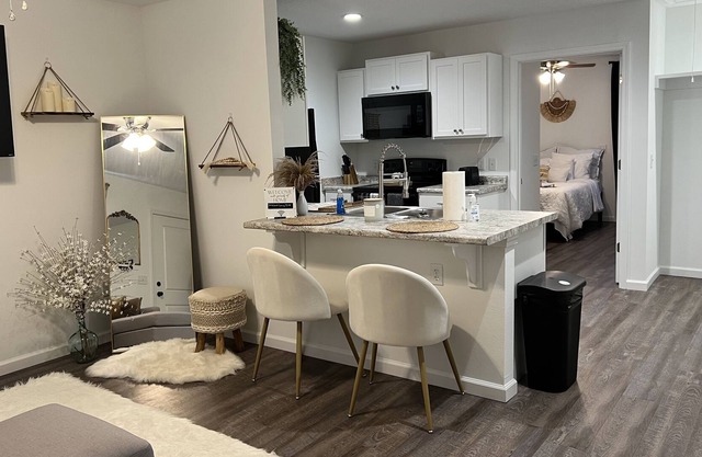 Cozy Corner A Townhouse Treasure! 15 minutes from Fort Stewart