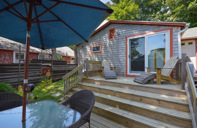 Cozy Cottage 1/2 mile to Woods Hole village