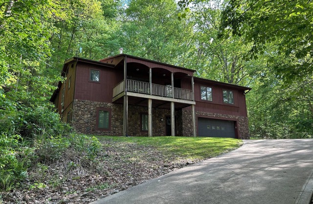 Cozy Cottage 1 mile from Ash Cave with Wi-Fi in Hocking Hills!