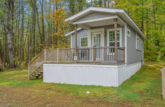 Cozy Cottage at Lake George Campsites!