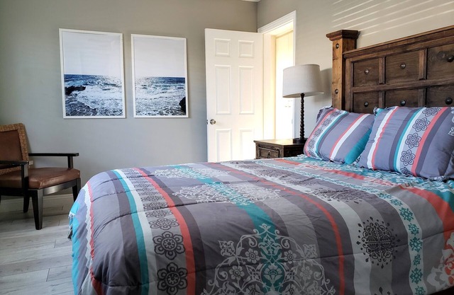 Cozy Cottage by the Beach.Steps to the Sand