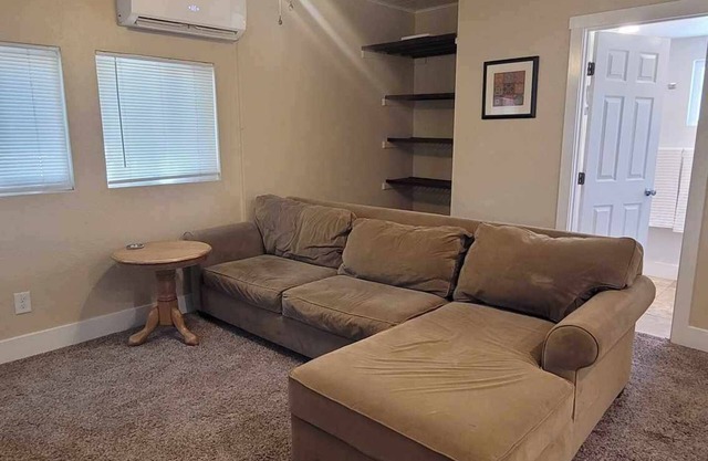 Cozy Cottage Downtown Paso Robles. Centrally located.