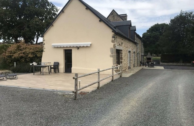 Cozy Cottage for 2 with Terrace in Mont St-Michel Bay, Pet Friendly, WiFi, BBQ