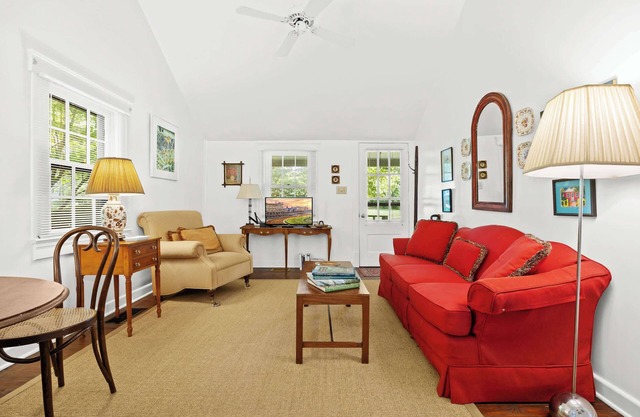 Cozy Cottage in Smithsonian's of American Gardens!