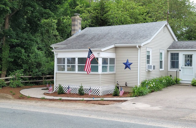 Cozy Cottage in Snug Harbor, minutes to the beach (pet friendly)