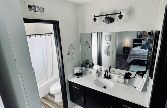 Cozy Cottage Just Mile From The Beach!