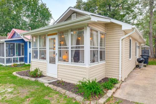 Cozy Cottage Just 2 Blocks From the River!