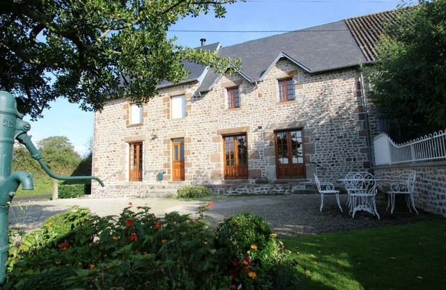 Cozy Cottage Near Avranches - 2 Bedrooms, Garden, BBQ, 30km from Mont Saint Michel