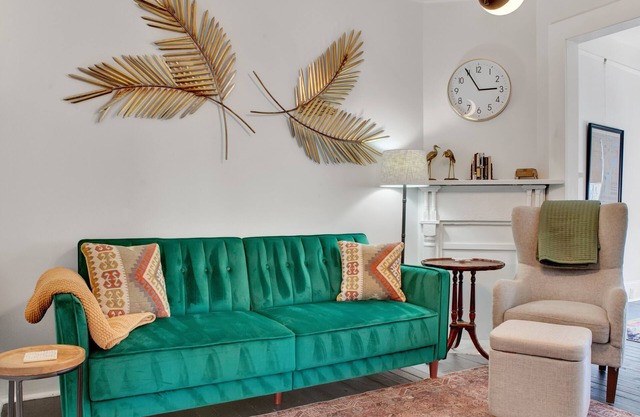 Cozy Cottage Near Forsyth Park, Heated Pool Access