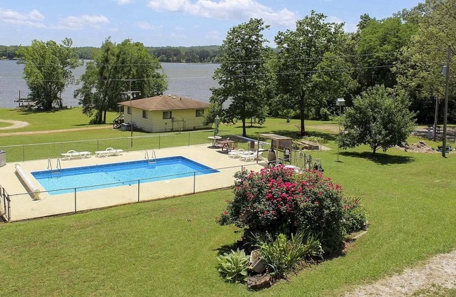 Cozy Cottage On Kentucky Lake w/ Shared Pool!