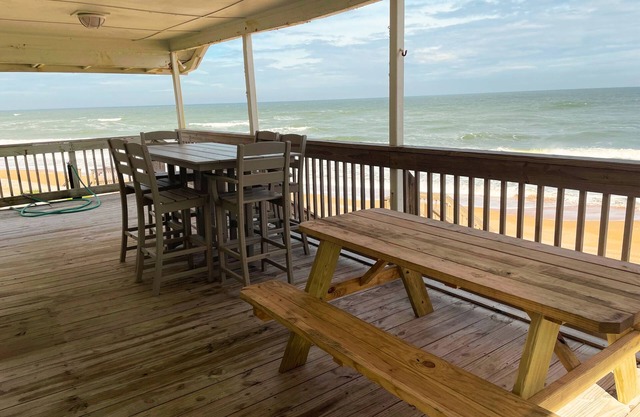 Cozy Cottage | Pet-Friendly Oceanfront Home w. Views + Deck Dining