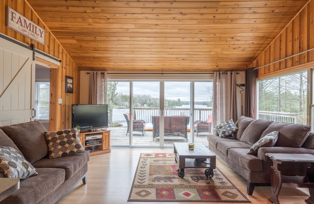 Cozy cottage retreat near beautiful Bobcaygeon on Big Bald Lake!