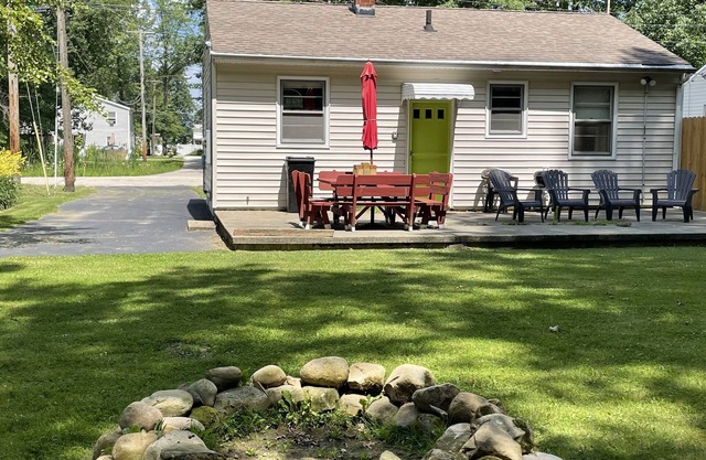 Cozy Cottage w/Patio, Large Backyard, Close to Lake, Township Park & the Strip!