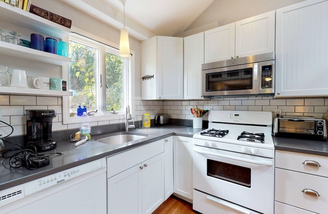 Cozy cottage w/remodeled kitchen - less than a mile from Woods Hole Ferry