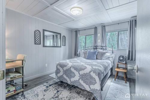 Cozy Cottage with Stunning Deck Views