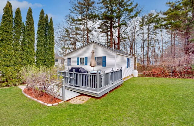 Cozy Cottage with Private Deck - Walk to Short Sands Beach