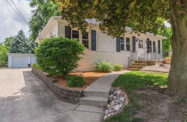 Cozy Cottage - Within minutes to Rivian, ISU, IWU