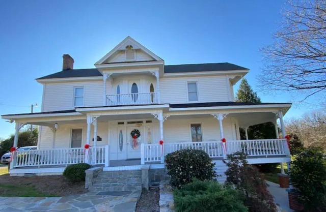Cozy, Country Farmhouse, Entire House