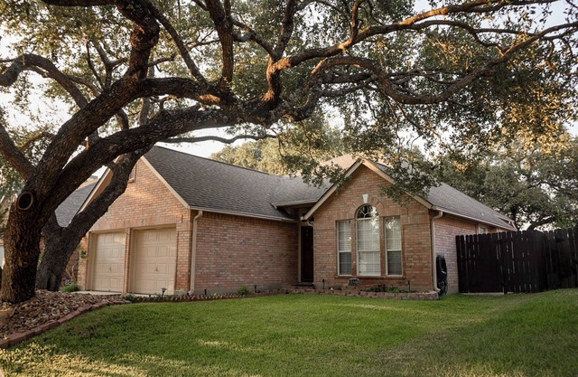 Cozy Country Home @ Six Flags, La Cantera, Medical Center, RIM, and UTSA.