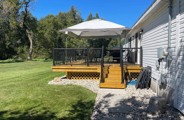 Cozy country home, “Sunny Meadows” in Cadillac on 40 Acres! Pet Friendly.