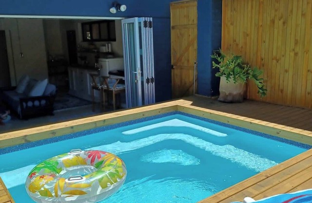 Cozy Couples’ Escape w/pool, bbq & Fireplace
