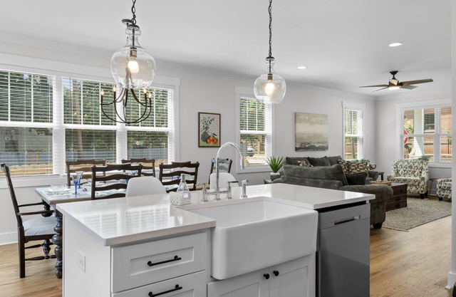 Cozy Craftsman Getaway, Walk to Main Street & Reedy Falls