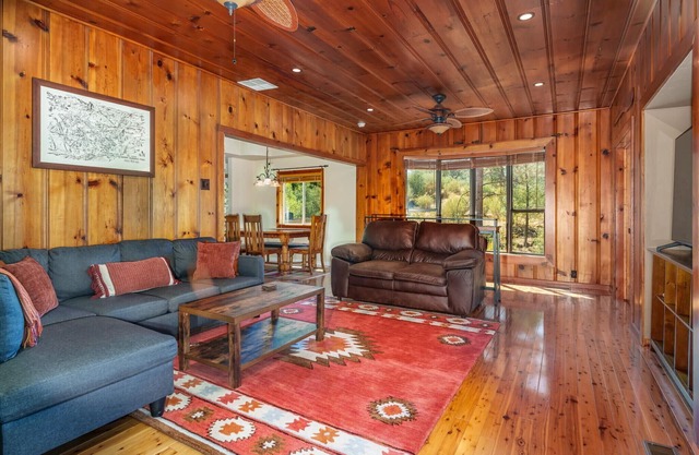 🛶 Cozy Creek Cabin near Yosemite & Bass Lake