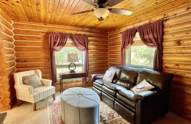 Cozy Creek Log Cabin - 2 Br 1 Ba with seasonal creek, fruit trees and wildlife