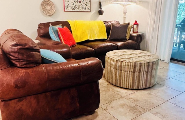 Cozy Creek Red- Walk to Tennis Courts and Lake- Dog Friendly!