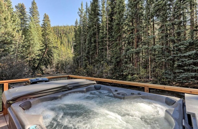 Cozy Creekside Getaway!