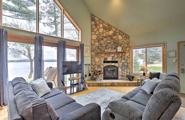 Cozy Dam Lake Escape w/Dock, Yard & Water Access!