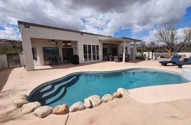 Cozy desert oasis 3-bedroom house with AC, WiFi in beautiful Sahuarita