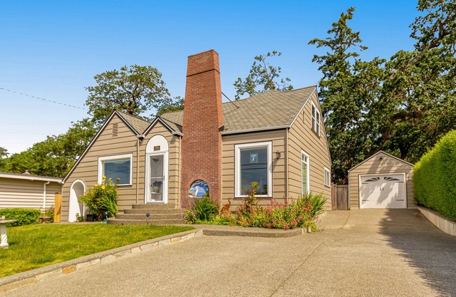 Cozy dog-friendly home with grill, fast WiFi, grill, yard & ideal location