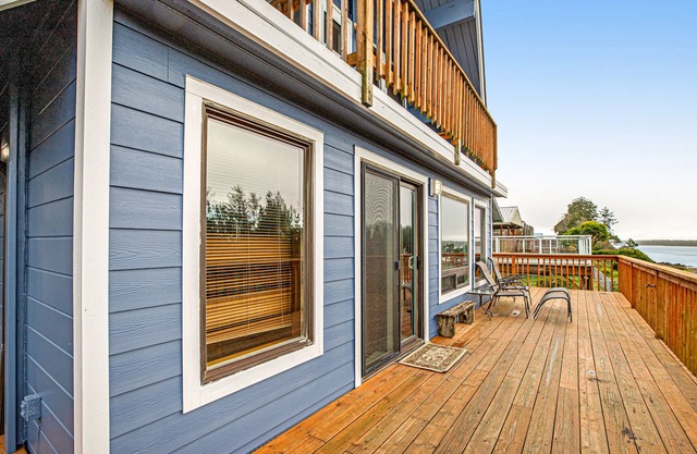Cozy dog-friendly home with beach access, large deck, games, & bay views