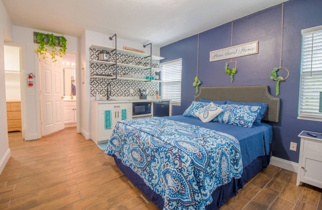 Cozy Downtown 1BR Kitchenette & Pet-Friendly