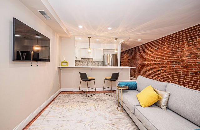 Cozy Downtown Convention Center Basement Apartment