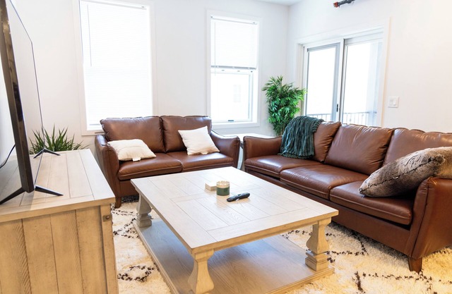 Cozy Downtown Loft: 2BR condo w/AC, WiFi, Balcony & Free 2-car parking.