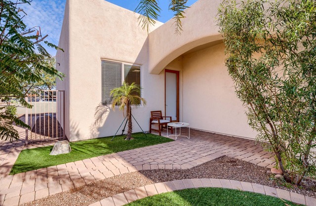 Cozy Downtown Tucson Studio Close to UofA & El Con Mall Shops Restaurants Movies